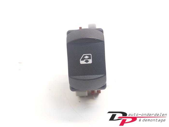 Usados Interruptor de ventanilla eléctrica Renault Clio III (BR/CR) 1.2 16V 75 Precio € 8,00 Norma de margen ofrecido por DP Auto-onderdelen & Demontage