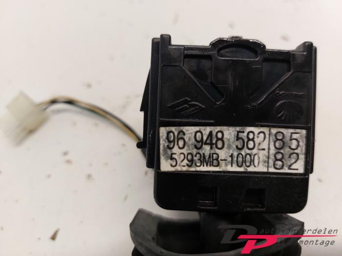 Indicator switch from a Chevrolet Spark (M300) 1.0 16V Bifuel 2011