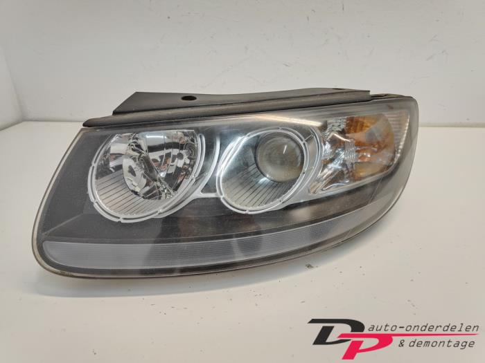 Headlight, left from a Hyundai Santa Fe II (CM) 2.7 V6 24V 4x2 2006