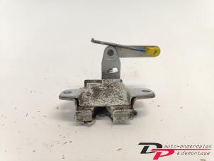Used Tailgate lock mechanism Daihatsu Cuore (L251/271/276) 1.0 12V DVVT Price € 9,00 Margin scheme offered by DP Auto-onderdelen & Demontage