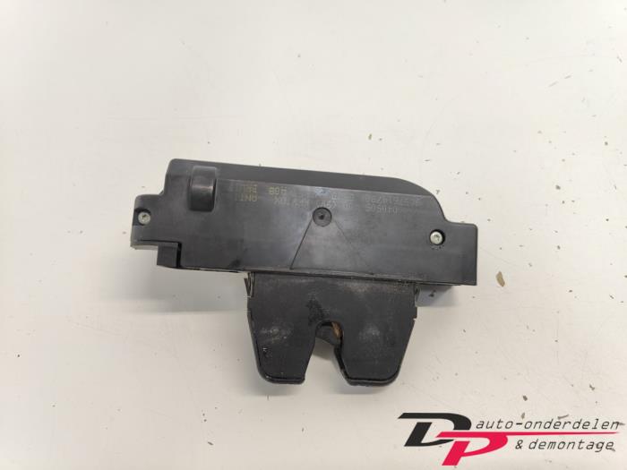 Tailgate lock mechanism from a Peugeot 1007 (KM) 1.4 2005