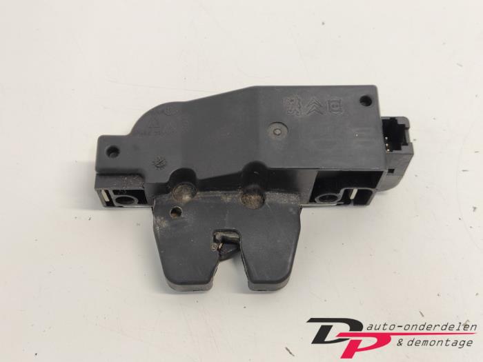 Tailgate lock mechanism from a Peugeot 1007 (KM) 1.4 2005