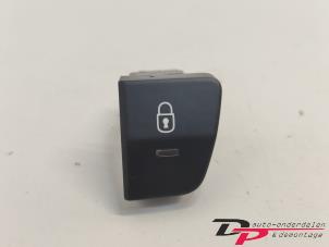 Used Central locking switch Peugeot 5008 I (0A/0E) 1.6 THP 16V Price € 8,00 Margin scheme offered by DP Auto-onderdelen & Demontage