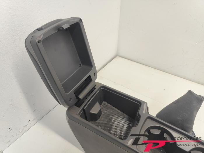 Middle console from a Volvo C30 (EK/MK) 2.0 D 16V 2007