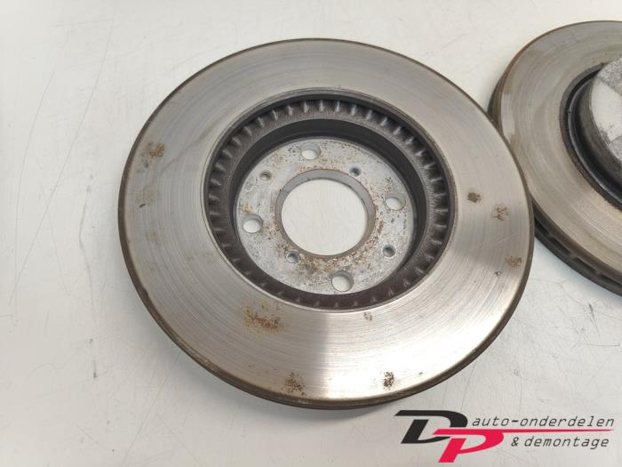 Front brake disc from a Suzuki Swift (ZA/ZC/ZD1/2/3/9) 1.3 VVT 16V 2005
