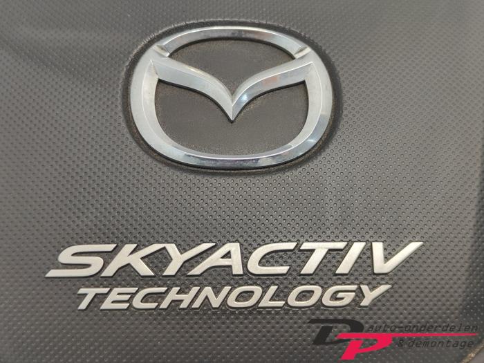 Cache sous moteur d'un Mazda CX-5 (KE,GH) 2.2 Skyactiv D 175 16V 4WD 2015