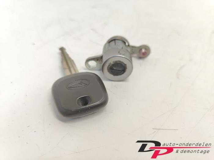 Set of cylinder locks (complete) from a Daihatsu Cuore (L251/271/276) 1.0 12V DVVT 2008
