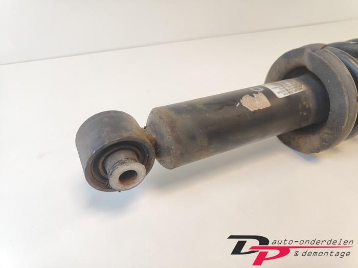 Rear shock absorber rod, right from a Peugeot 407 SW (6E) 2.0 16V 2006