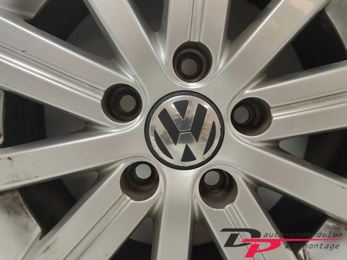 Wheel from a Volkswagen Golf Plus (5M1/1KP) 1.2 TSI BlueMOTION 2012