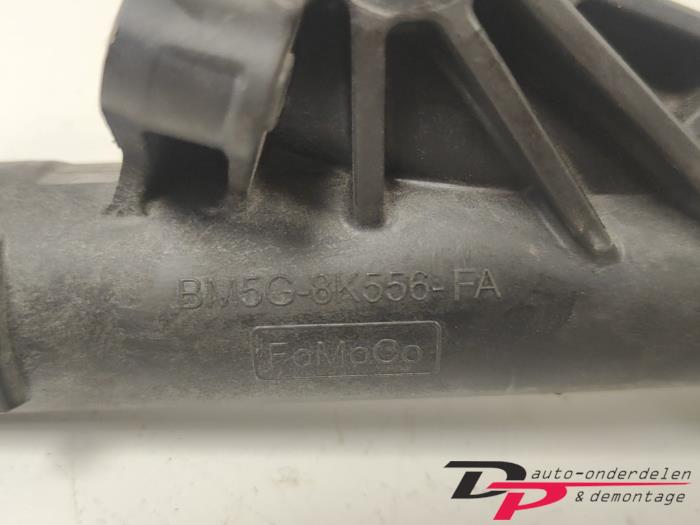 Thermostat Tuyau D’Eau 1.6 EcoBoost BM5G8K556FA / BM5G8K556EA – Raccord Refroidissement Moteur Fiable