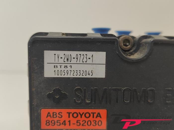 ABS Pumpe van een Toyota Yaris (P1) 1.0 16V VVT-i 1999