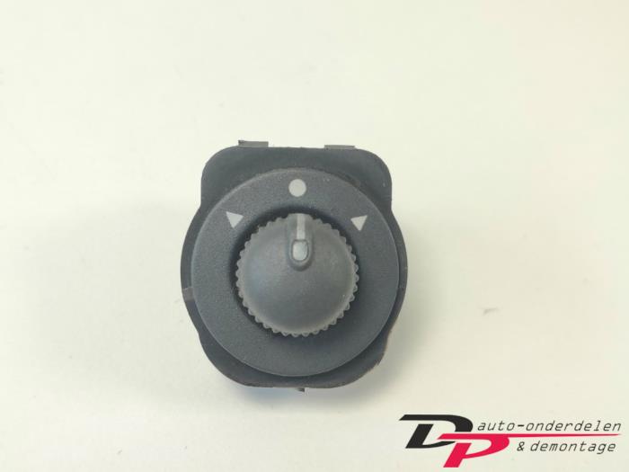 Używane Przelacznik lusterka Citroen Nemo (AA) 1.4 HDi 70 Cena € 5,00 Procedura marży oferowane przez DP Auto-onderdelen & Demontage