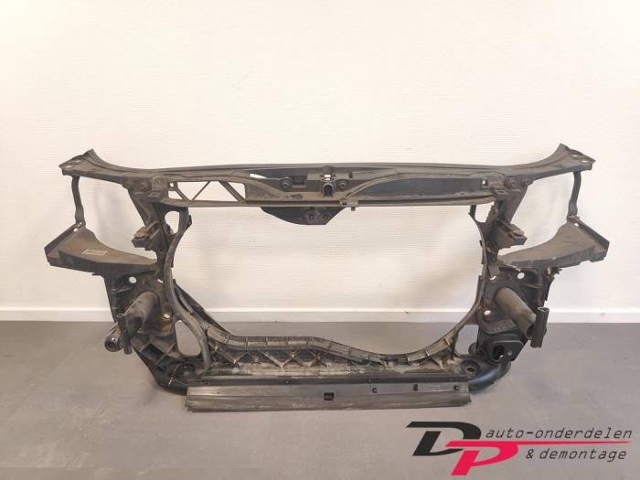 Front panel from a Audi A4 Avant (B7) 1.8 T 20V 2005
