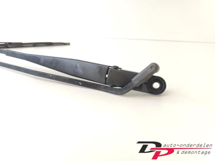 Front wiper arm from a Peugeot 107 1.0 12V 2012