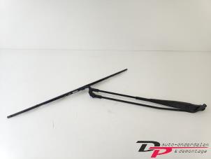 Used Front wiper arm Peugeot 107 1.0 12V Price € 9,00 Margin scheme offered by DP Auto-onderdelen & Demontage