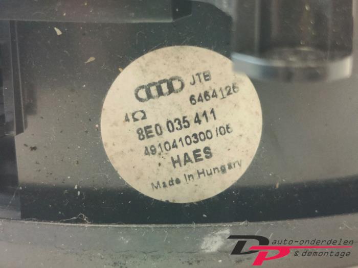 Speaker from a Audi A4 Avant (B7) 1.8 T 20V 2005