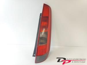 Gebrauchte Rücklicht rechts Ford Fiesta 5 (JD/JH) 1.3 Preis € 13,00 Margenregelung angeboten von DP Auto-onderdelen & Demontage