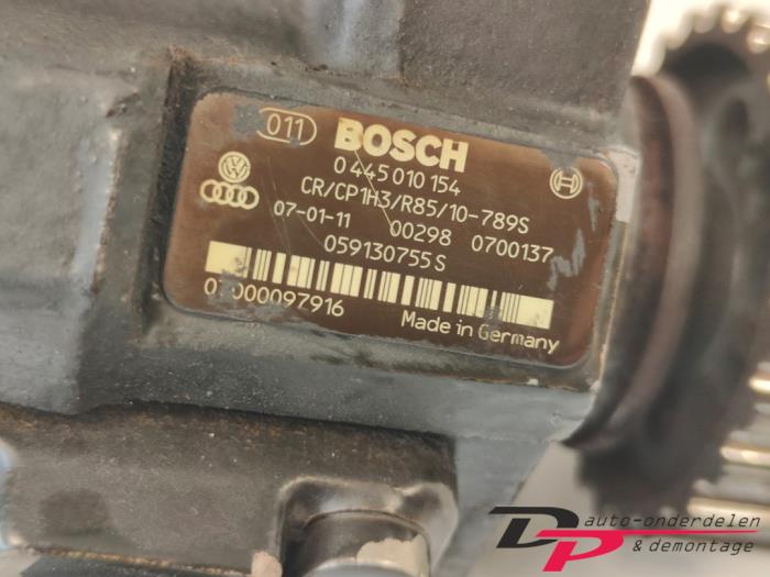 Mechanical fuel pump from a Audi Q7 (4LB) 3.0 TDI V6 24V 2006