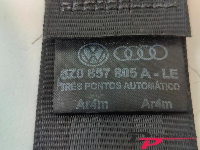 Rear seatbelt, left from a Volkswagen Fox (5Z) 1.2 2006