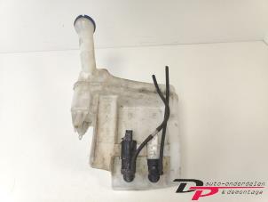Usagé Réservoir lave-glace avant Peugeot 107 1.0 12V Prix € 19,00 Règlement à la marge proposé par DP Auto-onderdelen & Demontage
