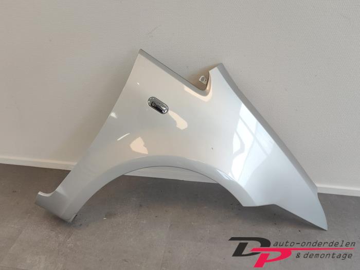 Front wing, right from a Ford C-Max (DM2) 1.8 16V 2009