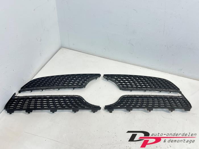 Używane Grill Mercedes A (W176) 1.6 A-180 16V Cena € 100,00 Procedura marży oferowane przez DP Auto-onderdelen & Demontage