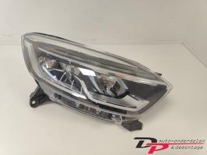 Używane Reflektor prawy Renault Captur (2R) 0.9 Energy TCE 12V Cena € 75,00 Procedura marży oferowane przez DP Auto-onderdelen & Demontage