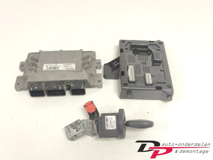 Used Ignition lock + computer Renault Clio III (BR/CR) 1.2 16V 75 Price € 85,00 Margin scheme offered by DP Auto-onderdelen & Demontage