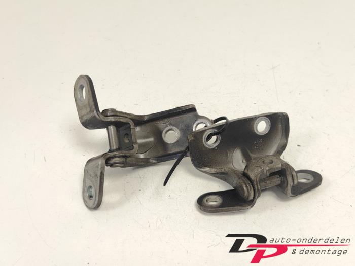 Upper door hinge