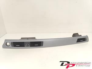 Usagé Bande décorative de tableau de bord BMW 3 serie Touring (E91) 318d 16V Prix € 25,00 Règlement à la marge proposé par DP Auto-onderdelen & Demontage