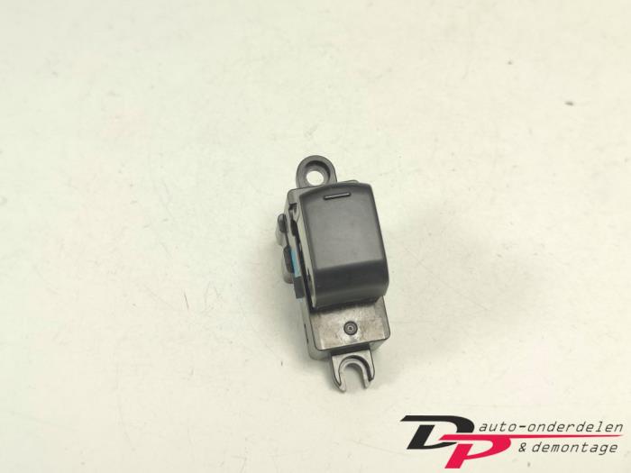 Usados Interruptor de ventanilla eléctrica Nissan Note (E11) 1.4 16V Precio € 4,95 Norma de margen ofrecido por DP Auto-onderdelen & Demontage