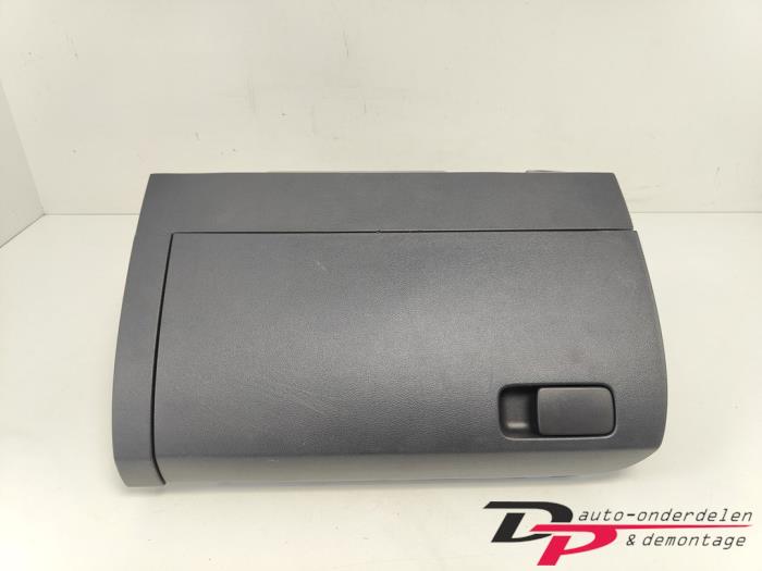 Begagnade Handskfack Volkswagen Polo V (6R) 1.2 TDI 12V BlueMotion Pris € 15,00 Marginaltabell erbjuds av DP Auto-onderdelen & Demontage