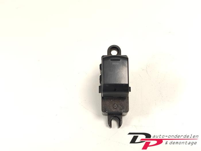 Usados Interruptor de ventanilla eléctrica Nissan Note (E11) 1.4 16V Precio € 4,95 Norma de margen ofrecido por DP Auto-onderdelen & Demontage