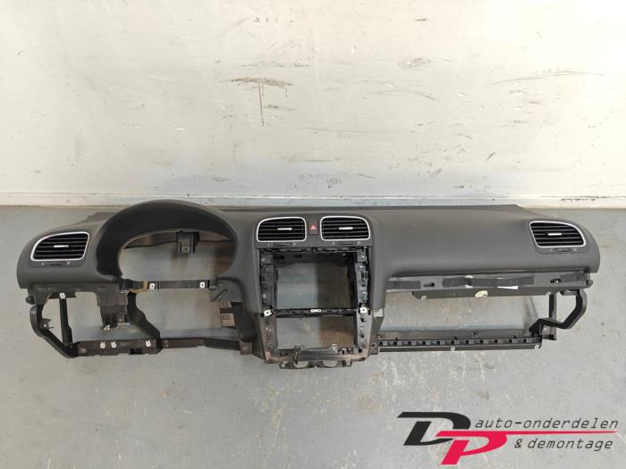Usados Salpicadero Volkswagen Golf VI (5K1) 1.4 TSI 122 16V Precio € 100,00 Norma de margen ofrecido por DP Auto-onderdelen & Demontage