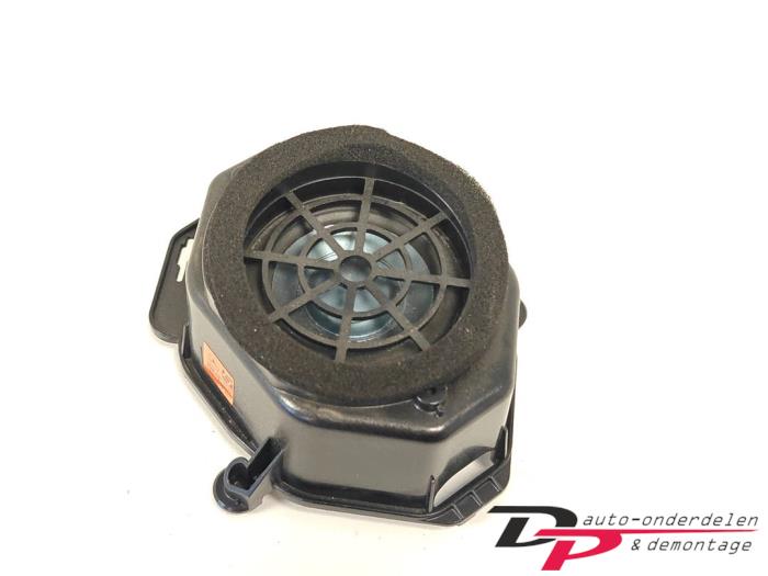 Parcel shelf speaker