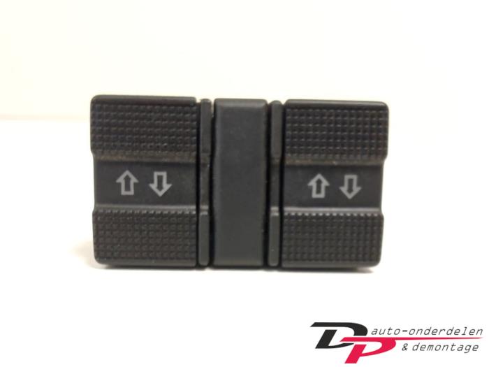 Usados Interruptor de ventanilla eléctrica Volkswagen Golf III Cabrio Restyling (1E7) 2.0 Precio € 9,00 Norma de margen ofrecido por DP Auto-onderdelen & Demontage