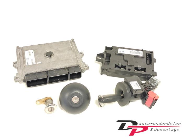 Used Ignition lock + computer Dacia Sandero II 0.9 TCE 12V Price € 100,00 Margin scheme offered by DP Auto-onderdelen & Demontage