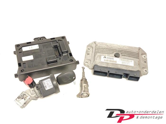 Used Ignition lock + computer Renault Clio III (BR/CR) 1.6 16V Price € 80,00 Margin scheme offered by DP Auto-onderdelen & Demontage