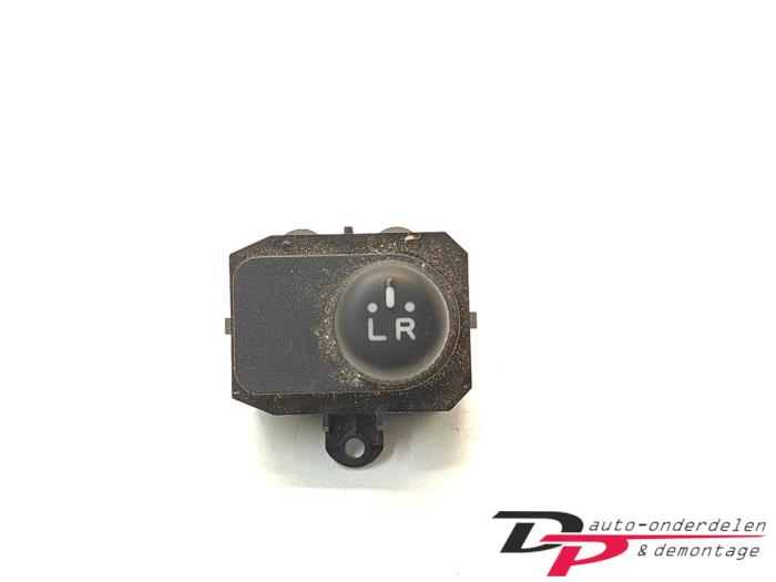 Używane Przelacznik lusterka Daihatsu Cuore (L251/271/276) 1.0 12V DVVT Cena € 9,00 Procedura marży oferowane przez DP Auto-onderdelen & Demontage