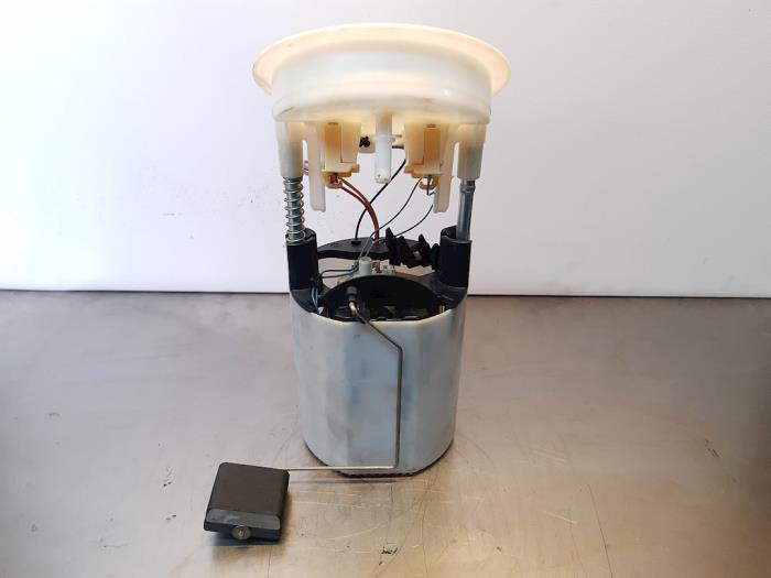 Electric fuel pump from a BMW 3 serie (E90) 320i 16V Corporate Lease 2008