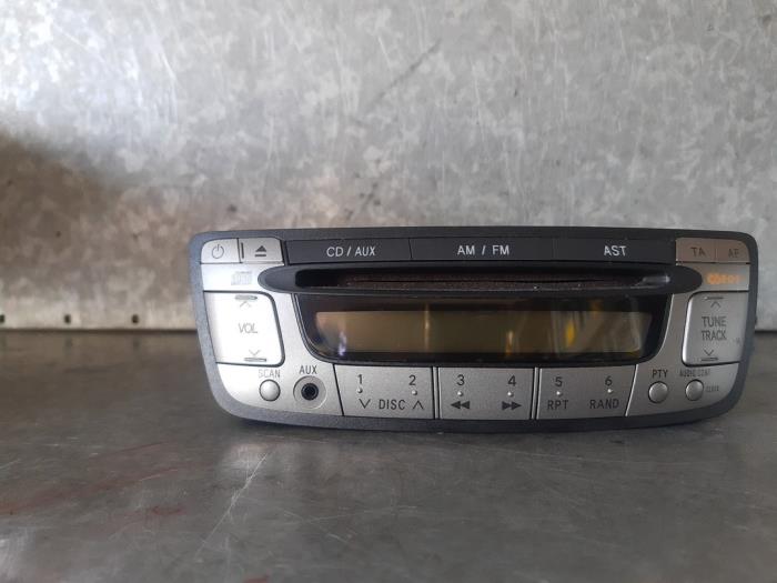Radio CD player from a Citroën C1 1.0 12V 2009