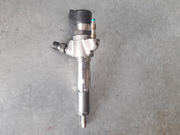 Injector (diesel) from a Volvo V40 (MV) 1.6 D2 2015