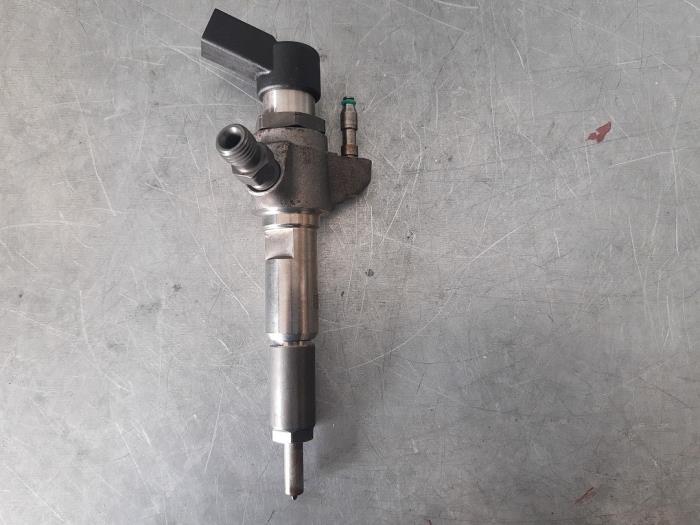 Injector (diesel) from a Volvo V40 (MV) 1.6 D2 2015