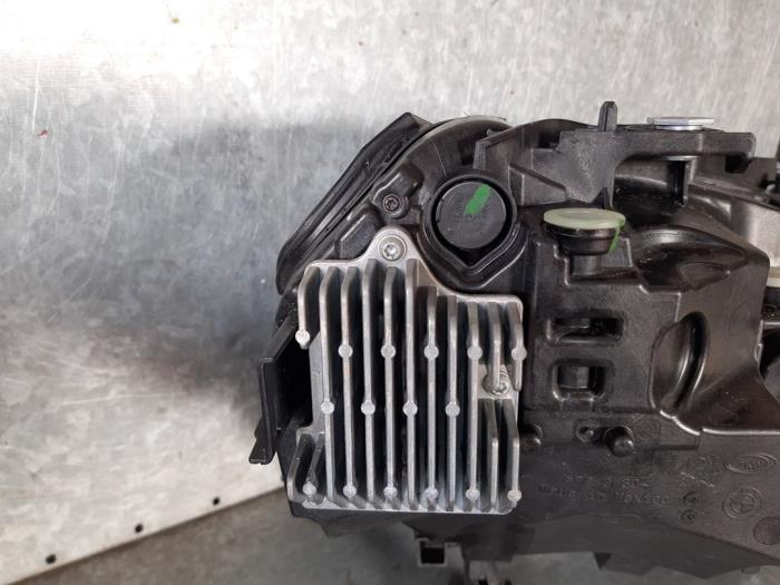 Headlight, left from a BMW 2 serie (G42) 220i 2.0 TwinPower Turbo 16V 2023