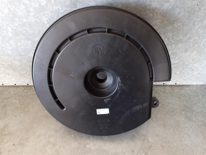 Używane Subwoofer Ford Focus 4 Wagon 1.0 EcoBoost 12V Hybrid 125 Cena € 90,00 Procedura marży oferowane przez Uittenbogaard onderdelen BV