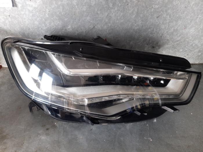 Używane Reflektor prawy Audi S6 Avant (C7) 4.0 V8 TFSI Cena € 600,00 Procedura marży oferowane przez Uittenbogaard onderdelen BV