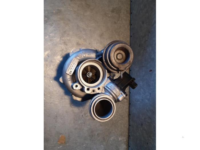 Usagé Turbo BMW 5 serie Touring (F11) 550i V8 32V TwinPower Turbo Prix € 750,00 Règlement à la marge proposé par Uittenbogaard onderdelen BV