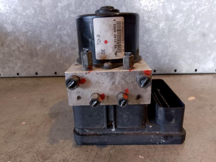 Begagnade ABS-pump Suzuki Swift (ZA/ZC/ZD1/2/3/9) 1.3 VVT 16V Pris € 250,00 Marginaltabell erbjuds av Uittenbogaard onderdelen BV