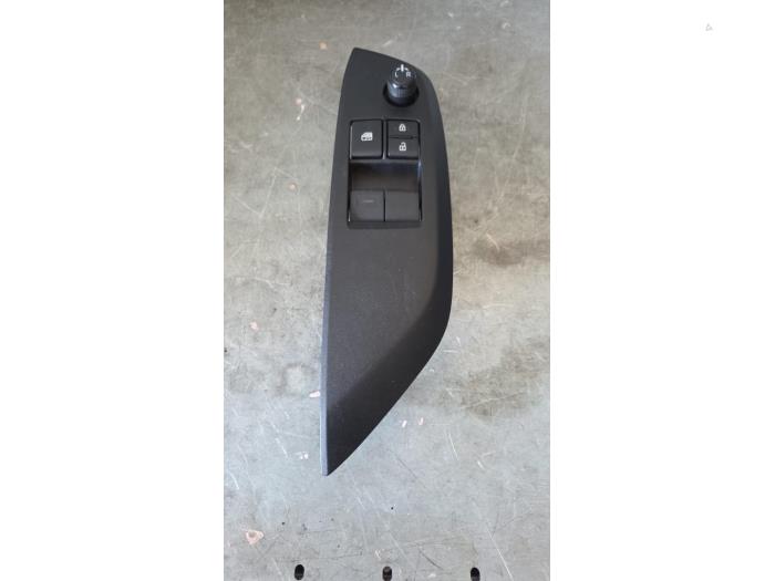 Usados Interruptor de ventanilla eléctrica Toyota Yaris IV (P21/PA1/PH1) 1.5 12V Hybrid 115 Precio € 50,00 Norma de margen ofrecido por Uittenbogaard onderdelen BV