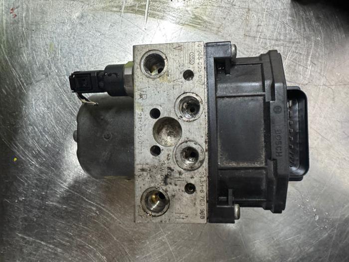 Usagé Pompe ABS BMW 7 serie (E65/E66/E67) 735i,Li 3.6 V8 32V Prix € 180,00 Règlement à la marge proposé par Uittenbogaard onderdelen BV